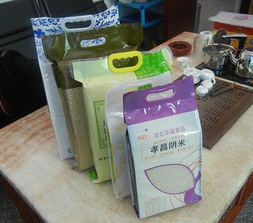 Reka bentuk beg beras harus menumpukan pada konsep jenama dan warna kedudukan